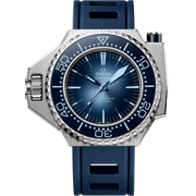 Quadrante blu 'Summer Blue' dell’Omega Seamaster Ploprof 1200M 55x45 mm con lancette e indici luminescenti bianchi, numeri arabi a ore 6, 9 e 12